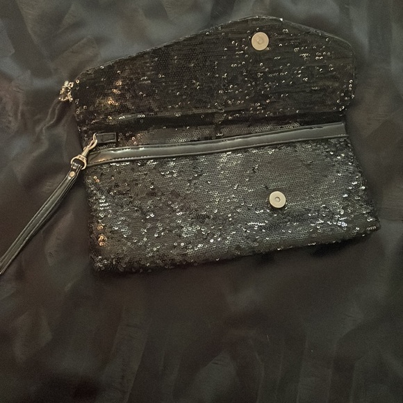 Black sequin wristlet - Picture 2 of 7